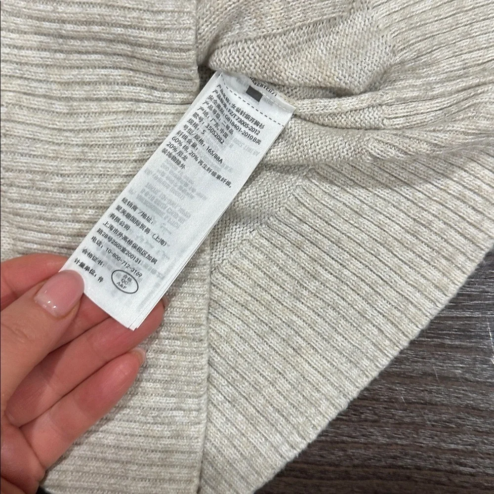 Hollister beige v‑neck
